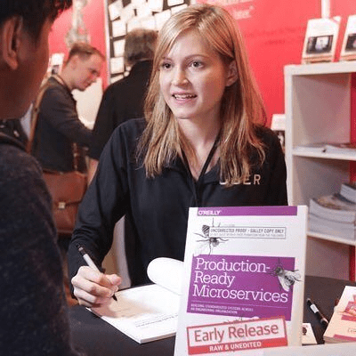 Susan J. Fowler autografando seu livro "Production-Ready Microservices"